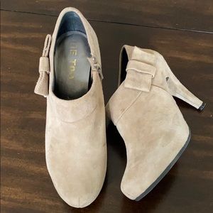 Me Too Lamont Tan Suede Ankle Bootie 7.5M